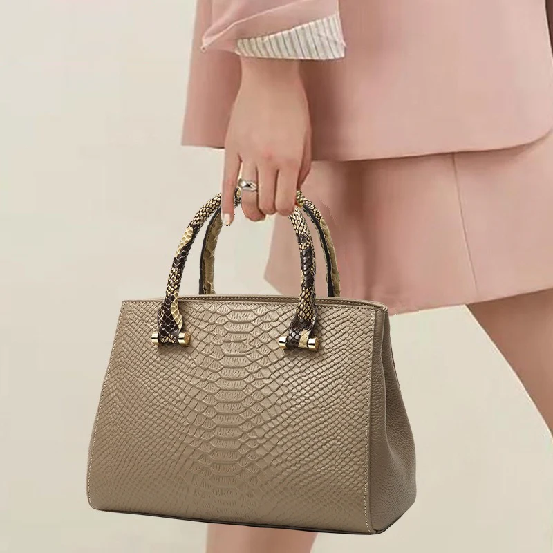 Norvire Classic Chic Handväska – Taupe Pythonlook